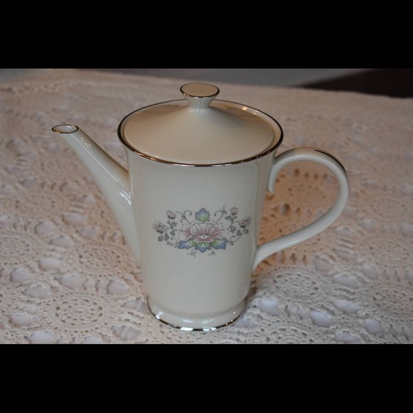 Lenox Fine China 14 place settings plus serving pieces - Picture 7 of 13
